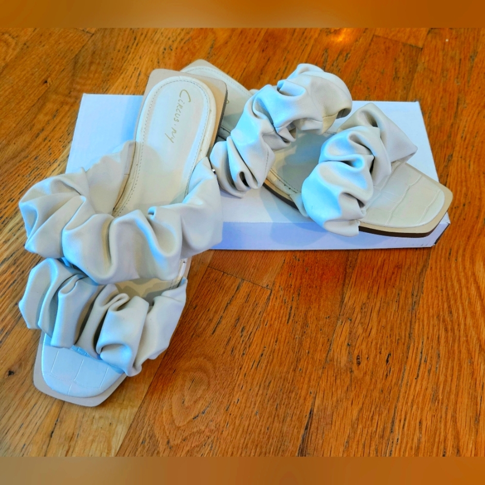 Circus NY Flat Ivory Sandals by Sam Edelman Size8